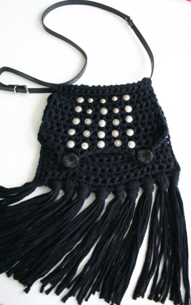 diy black crochet fringe bag