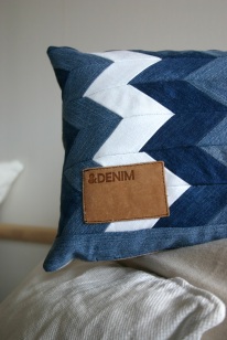 diy chevron pattern denim cushion out of old jeans and linen fabric, decorated with original patch from the recycled jeans